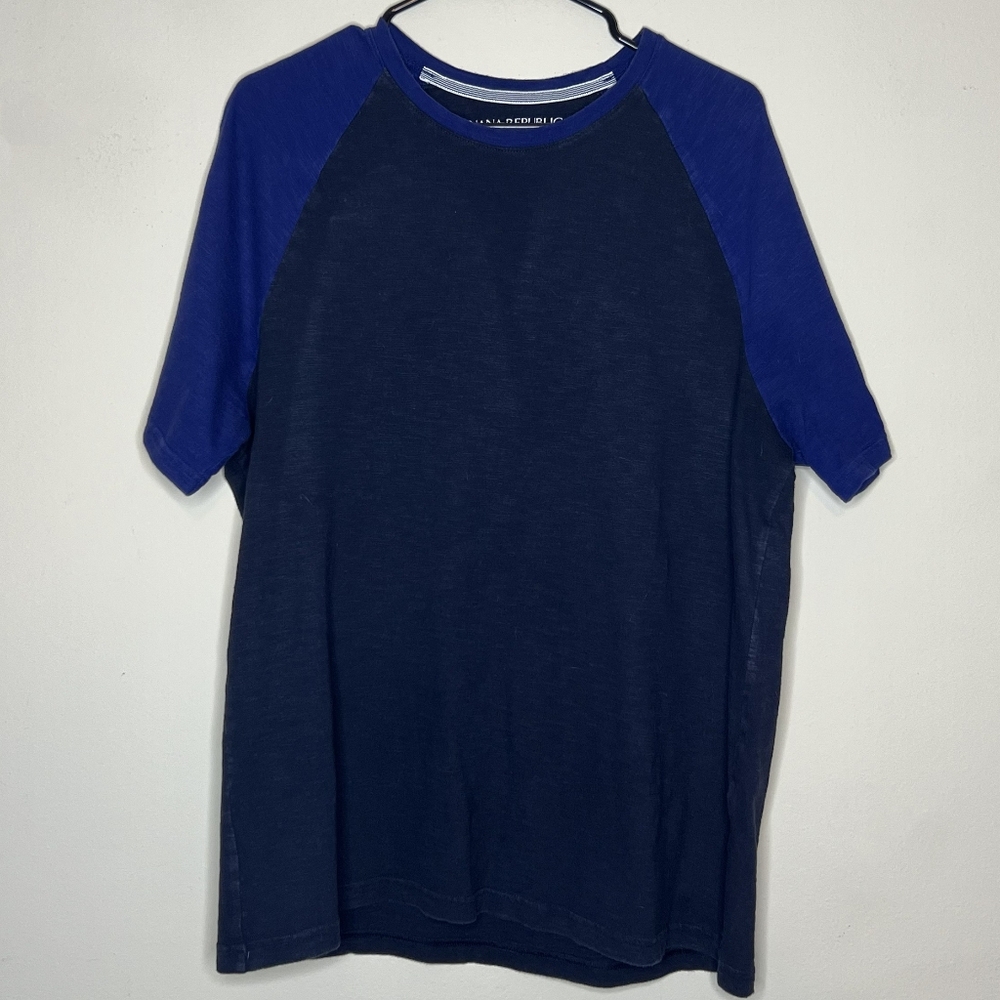 🛍️4 for $14🛍️ Banana Republic Blue and Navy Raglan Shirt